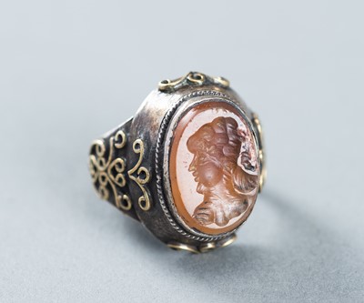 Lot 1020 - AN AGATE INTAGLIO INSET PERSIAN SILVER RING