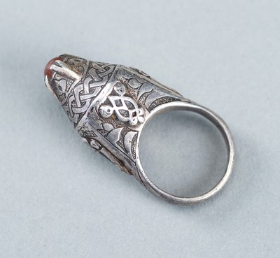 Lot 1017 - AN AGATE INSET PERSIAN SILVER RING