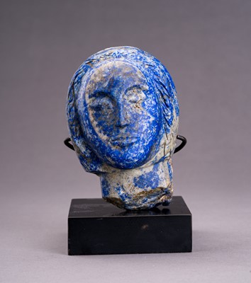 Lot 980 - A GRECO-BACTRIAN LAPIS LAZULI HEAD OF A LADY