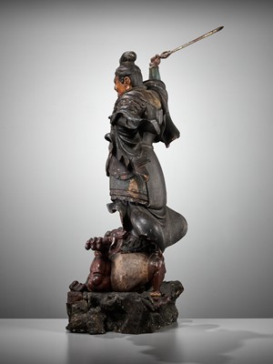 Lot 56 - A LARGE AND IMPRESSIVE LACQUERED WOOD FIGURE OF THE HEAVENLY KING ZOCHOTEN