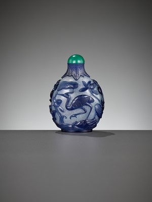 Lot 60 - A SAPPHIRE-BLUE OVERLAY ‘MONKEY KING STEALING THE PEACHES OF IMMORTALITY’ GLASS SNUFF BOTTLE