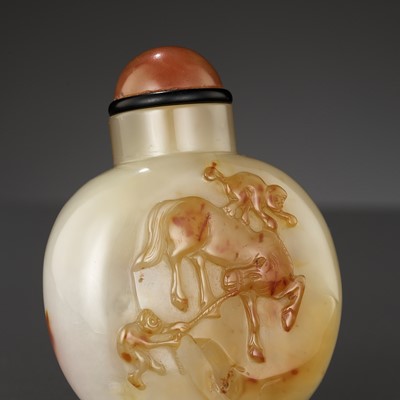 Lot 579 - A CAMEO AGATE ‘MONKEY AND HORSE’ SNUFF BOTTLE, OFFICIAL SCHOOL, 18TH-19TH CENTURY