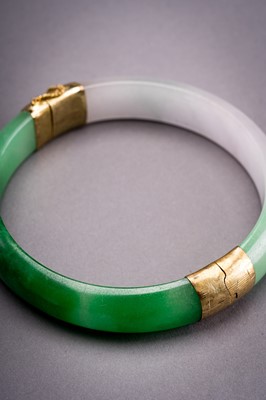 Lot 215 - A PALE LAVENDER AND EMERALD GREEN JADEITE BANGLE