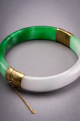 Lot 215 - A PALE LAVENDER AND EMERALD GREEN JADEITE BANGLE