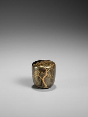 Lot 27 - A BLACK AND GOLD LACQUER NATSUME (TEA CADDY) WITH A WEEPING WILLOW (YANAGI)
