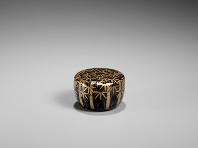 Lot 28 - A BLACK AND GOLD LACQUER NATSUME (TEA CADDY) WITH BAMBOO