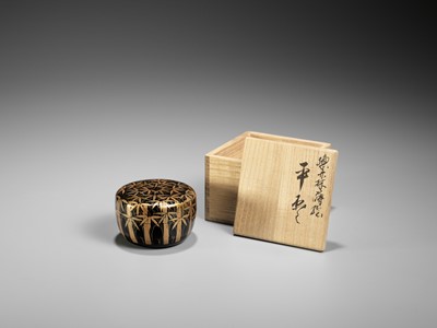 Lot 28 - A BLACK AND GOLD LACQUER NATSUME (TEA CADDY) WITH BAMBOO