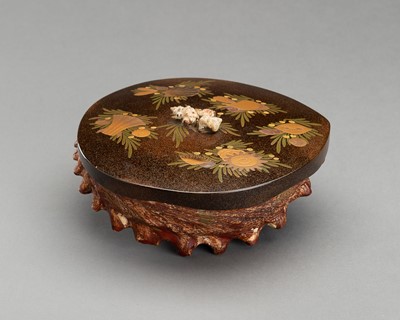 Lot 1050 - A UNIQUE AWABI SHELL WITH LACQUERED COVER