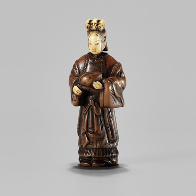 Lot 383 - AN INLAID WOOD NETSUKE OF SEIOBO WITH THE PEACH OF IMMORTALITY