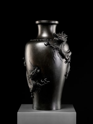 Lot 108 - A MASSIVE BRONZE VASE WITH DRAGONS