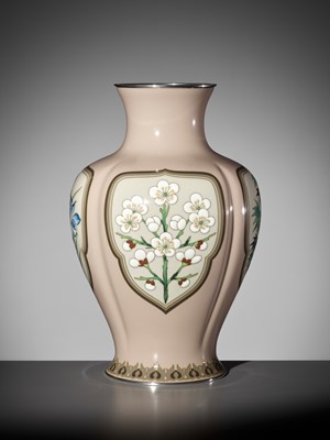Lot 142 - ANDO JUBEI: A SUPERB MORIAGE CLOISONNÉ ENAMEL VASE WITH FRUITING PERSIMMON TREE