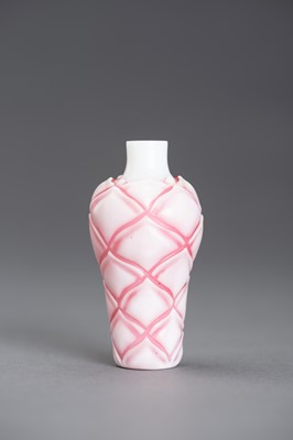 Lot 471 - A SANDWICHED PINK GLASS ‘LOTUS’ SNUFF BOTTLE