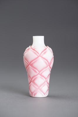 Lot 471 - A SANDWICHED PINK GLASS ‘LOTUS’ SNUFF BOTTLE