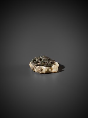 Lot 320 - A ‘CHILONG’ JADE WEIGHT, EMBELLISHED WITH A GILT-BRONZE ‘DRAGON’ PLAQUE, HAN DYNASTY