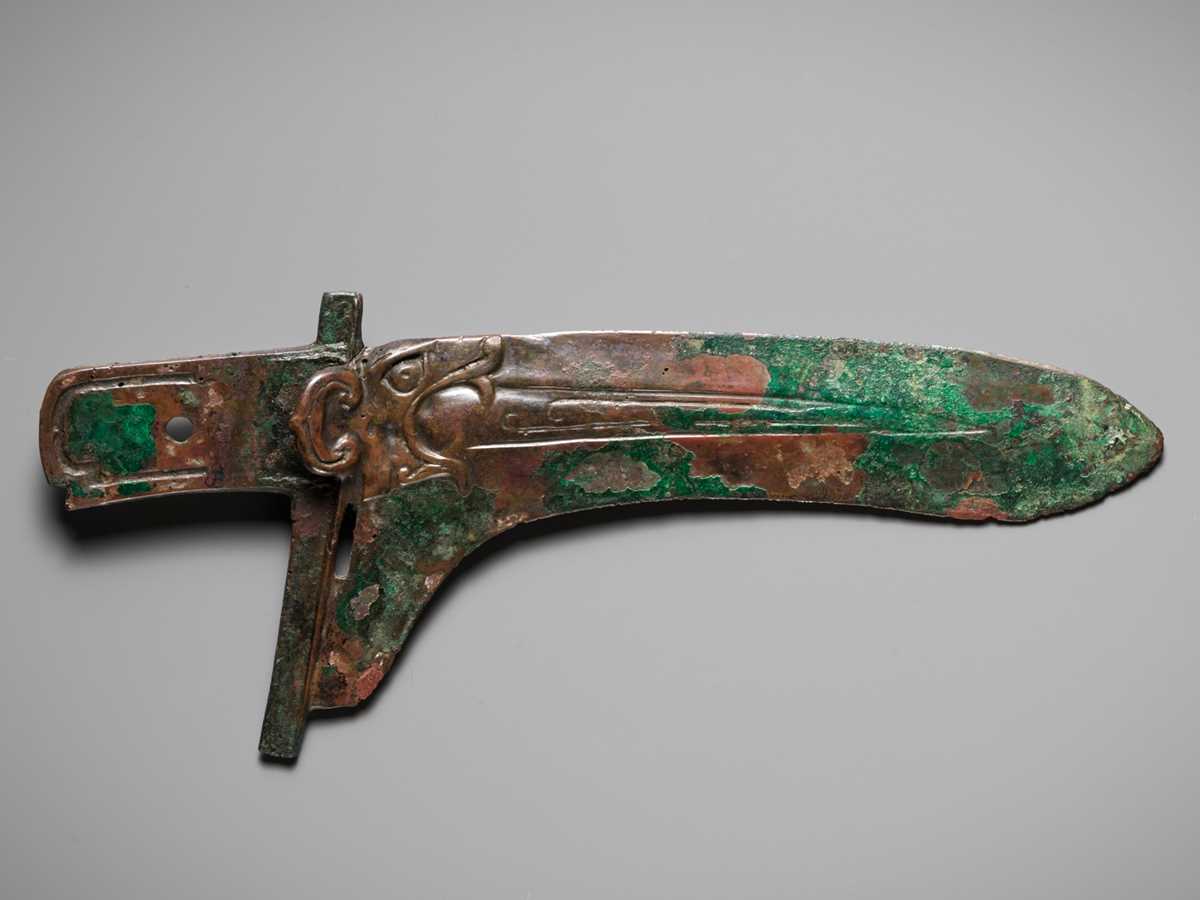 Lot 464 - A BRONZE HALBERD BLADE, GE, WESTERN ZHOU DYNASTY