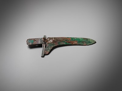 Lot 464 - A BRONZE HALBERD BLADE, GE, WESTERN ZHOU DYNASTY