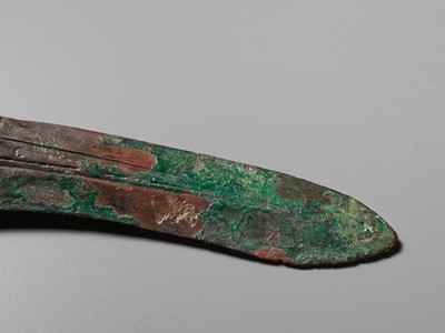 Lot 464 - A BRONZE HALBERD BLADE, GE, WESTERN ZHOU DYNASTY