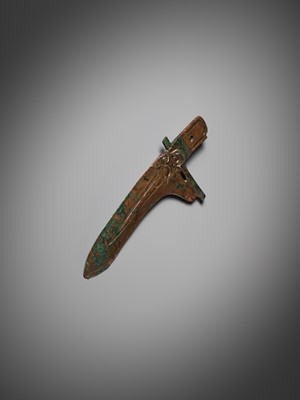 Lot 464 - A BRONZE HALBERD BLADE, GE, WESTERN ZHOU DYNASTY