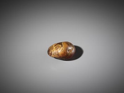 Lot 302 - AN AGATE PEBBLE WEIGHT, SONG TO MING DYNASTY