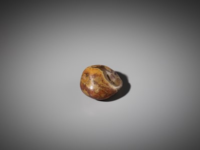 Lot 302 - AN AGATE PEBBLE WEIGHT, SONG TO MING DYNASTY