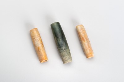 Lot 121 - A GROUP OF THREE AGATE AND JADE BEADS