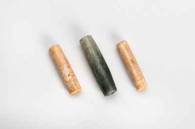 Lot 121 - A GROUP OF THREE AGATE AND JADE BEADS