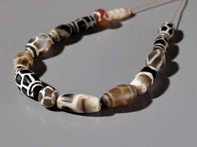 Lot 658 - A NECKLACE WITH FOURTEEN AGATE AND CARNELIAN BEADS, PYU, 9TH - 10TH CENTURY