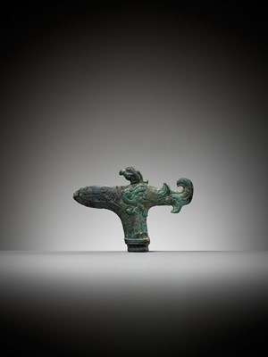 Lot 462 - A BRONZE ‘PHOENIX’ HALBERD BLADE, GE, EASTERN ZHOU DYNASTY