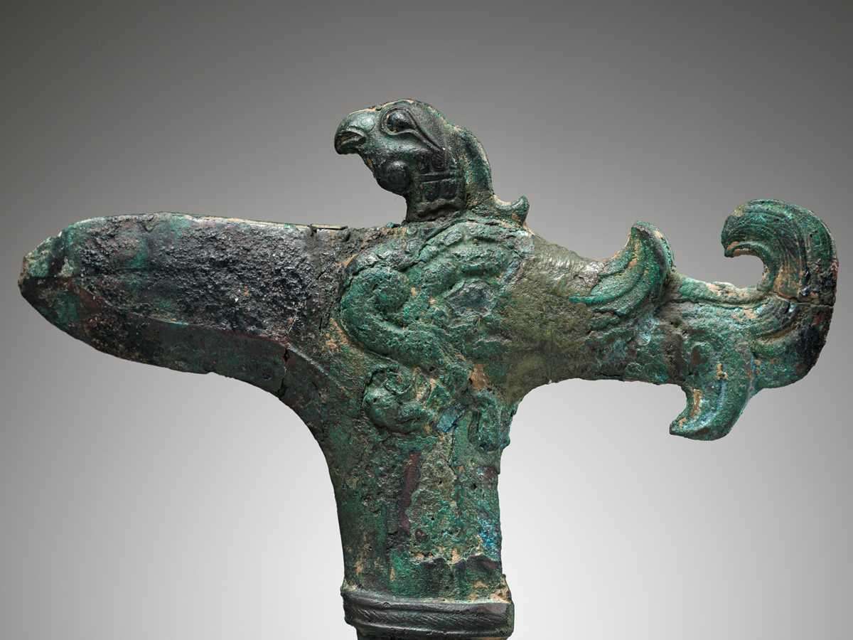 Lot 462 - A BRONZE ‘PHOENIX’ HALBERD BLADE, GE, EASTERN ZHOU DYNASTY