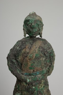 Lot 1489 - A BRONZE FIGURE OF A MAN, DONG SON CULTURE