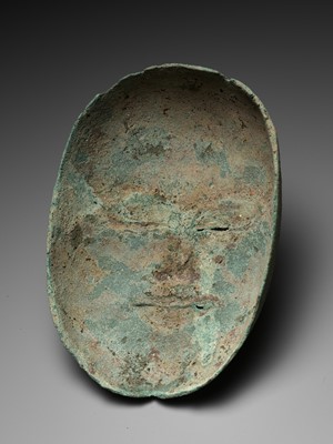 Lot 687 - A BRONZE DEATH MASK, GOA MADE, EAST JAVA, INDONESIA, 1ST MILLENNIUM BC - 1ST MILLENNIUM AD