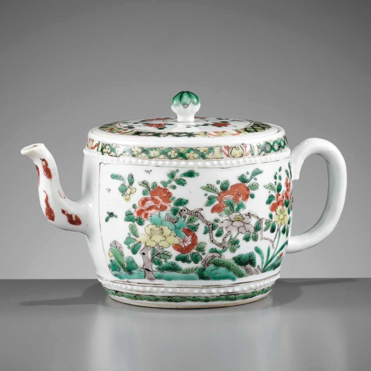 Lot 84 - A FAMILLE VERTE BARREL-SHAPED TEAPOT AND COVER, KANGXI PERIOD