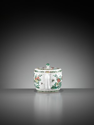Lot 84 - A FAMILLE VERTE BARREL-SHAPED TEAPOT AND COVER, KANGXI PERIOD
