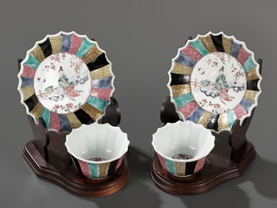 Lot 88 - A FINE PAIR OF FAMILLE ROSE TEA BOWLS AND SAUCERS, LATE YONGZHENG TO EARLY QIANLONG PERIOD