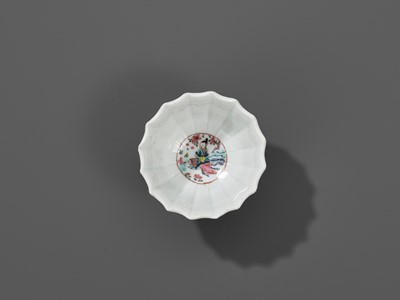 Lot 88 - A FINE PAIR OF FAMILLE ROSE TEA BOWLS AND SAUCERS, LATE YONGZHENG TO EARLY QIANLONG PERIOD