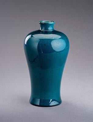 Lot 685 - A TURQUOISE CRACKLE-GLAZED PORCELAIN VASE, MEIPING, c. 1920s