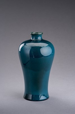 Lot 685 - A TURQUOISE CRACKLE-GLAZED PORCELAIN VASE, MEIPING, c. 1920s