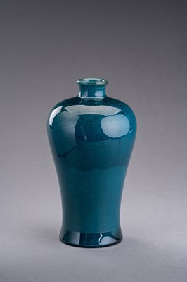 Lot 685 - A TURQUOISE CRACKLE-GLAZED PORCELAIN VASE, MEIPING, c. 1920s