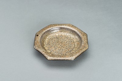 Lot 605 - AN OCTAGONAL GE-STYLE GLAZED PORCELAIN DISH, QING DYNASTY