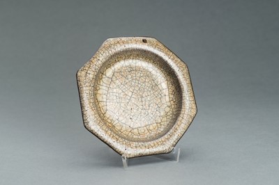 Lot 605 - AN OCTAGONAL GE-STYLE GLAZED PORCELAIN DISH, QING DYNASTY