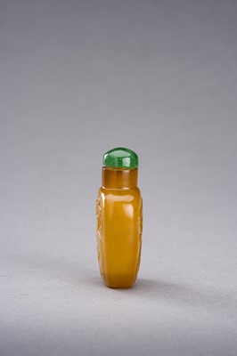 Lot 502 - AN AGATE ‘CHILONG’ SNUFF BOTTLE, QING DYNASTY