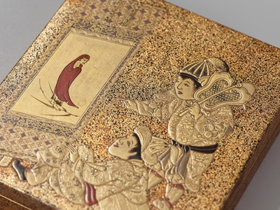 Lot 222 - A FINE GOLD LACQUER BOX WITH BOYS LOOKING AT A SCROLL PAINTING OF DARUMA, 19th CENTURY