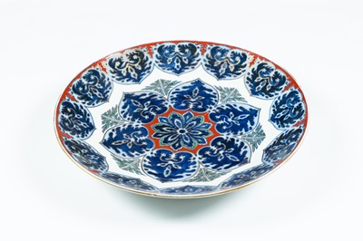 Lot 104 - A MASSIVE ARITA PORCELAIN ´FLORAL´ CHARGER, 19th CENTURY