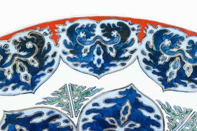 Lot 104 - A MASSIVE ARITA PORCELAIN ´FLORAL´ CHARGER, 19th CENTURY