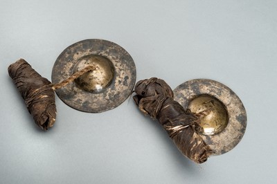 Lot 339 - A RARE PAIR OF BRONZE CYMBALS, 19th CENTURY
