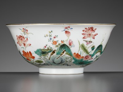 Lot 126 - AN IMPERIAL FAMILLE ROSE ‘LOTUS POND’ BOWL, TONGZHI MARK AND PERIOD