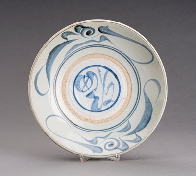 Lot 579 - A BLUE AND WHITE PORCELAIN DISH, EARLY QING DYNASTY