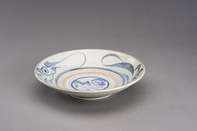 Lot 579 - A BLUE AND WHITE PORCELAIN DISH, EARLY QING DYNASTY