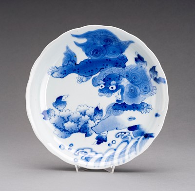 Lot 99 - A BLUE AND WHITE IMARI PORCELAIN DISH ‘SHISHI’, EDO