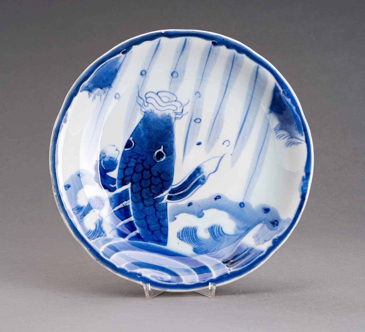 Lot 101 - A BLUE AND WHITE ARITA PORCELAIN DISH ‘LEAPING CARP’, EDO